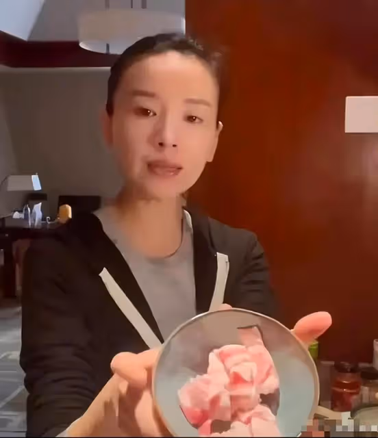 董潔做菜被嘲諷，評論區不僅污言穢語，還嘲諷其髒亂不注意衛生！