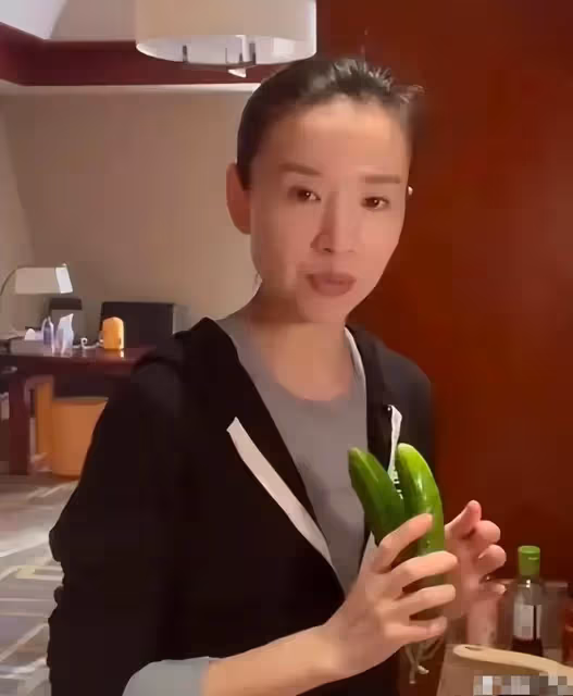 董潔做菜被嘲諷，評論區不僅污言穢語，還嘲諷其髒亂不注意衛生！
