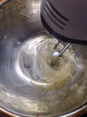 不塌不回縮的戚風蛋糕胚（後蛋法）