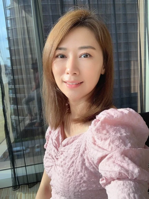 42歲連靜雯淡出演藝圈8年將自己歸零,如今搭3000萬豪車代步成功換跑道,網贊:最美CEO.
