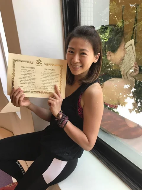 42歲連靜雯淡出演藝圈8年將自己歸零,如今搭3000萬豪車代步成功換跑道,網贊:最美CEO.