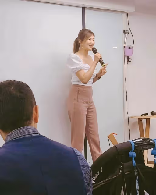 42歲連靜雯淡出演藝圈8年將自己歸零，如今搭3000萬豪車代步成功換跑道，網贊：最美CEO.