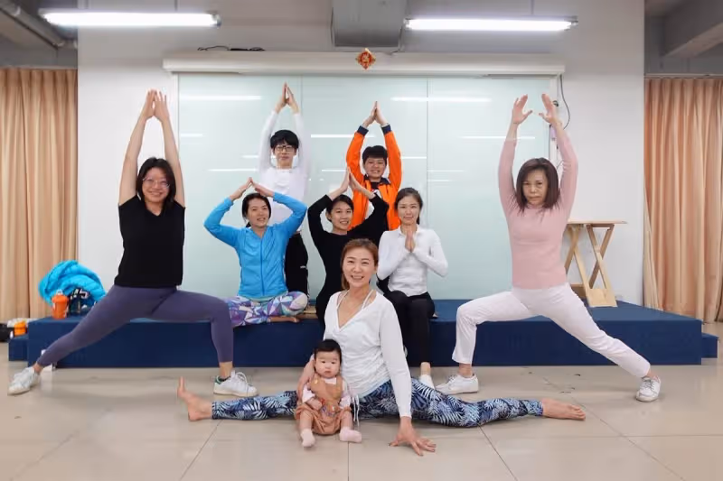 42歲連靜雯淡出演藝圈8年將自己歸零，如今搭3000萬豪車代步成功換跑道，網贊：最美CEO.