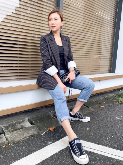 42歲連靜雯淡出演藝圈8年將自己歸零,如今搭3000萬豪車代步成功換跑道,網贊:最美CEO.