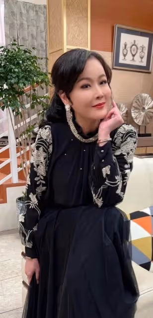 岳虹寧願不嫁「獨居千萬豪宅」 下戲後常留在攝影棚和大夥聊天，她笑說「反正回到家我也是一個人」