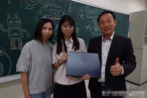 母女「共吃一碗滷肉飯」單親女生靠領低收長大，為報答越南母親，發奮考上台大機械工程系，網：寒門出孝女