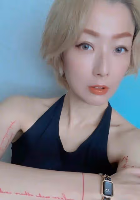 愛有多深恨就有多深，鄭秀文送許志安十字架蛋糕，是警示還是無意