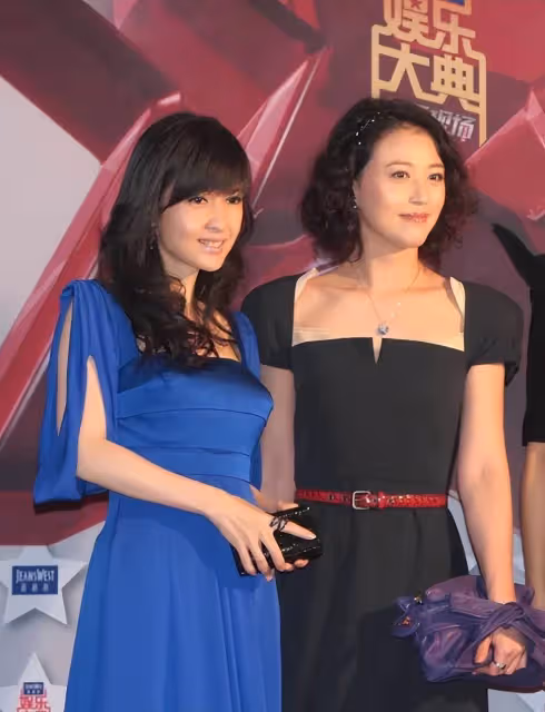 當周海媚同框周慧敏，終於明白上年紀的女人，為什麼胖點更貴氣