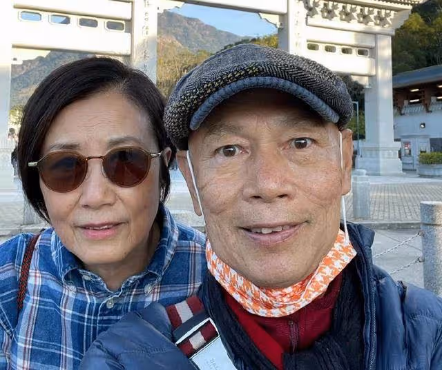朋友設宴慶祝汪明荃榮獲金紫荊星，穿拖鞋顯高素質，羅家英未露面