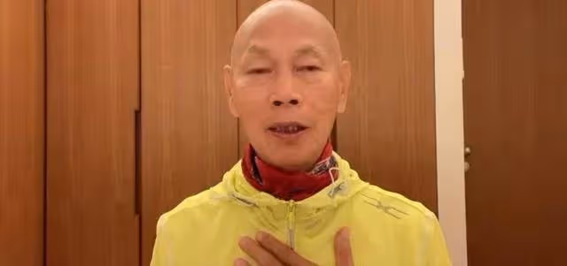 朋友設宴慶祝汪明荃榮獲金紫荊星，穿拖鞋顯高素質，羅家英未露面