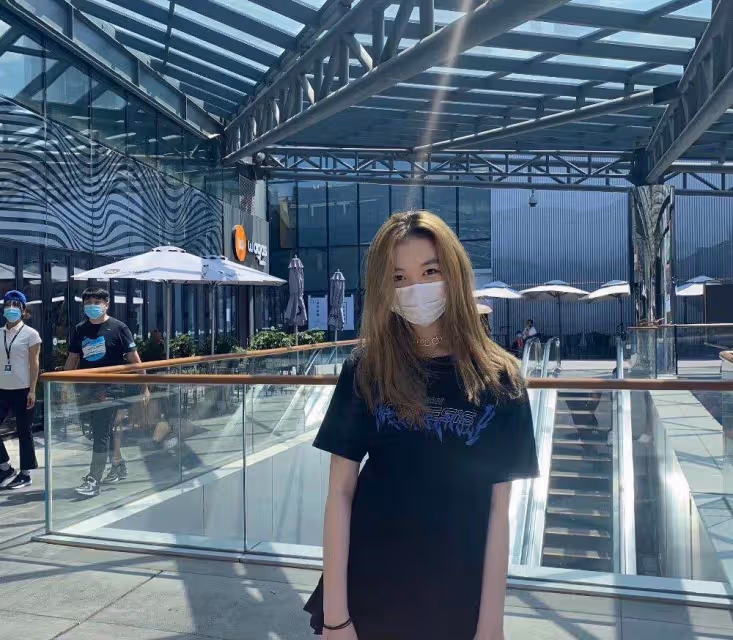 王菲18歲女兒微調3次「美出新高度」，撕掉「兔唇」標簽，時髦金髪個性不輸王菲