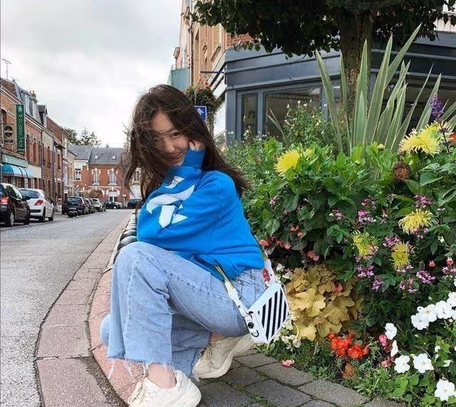 王菲18歲女兒微調3次「美出新高度」，撕掉「兔唇」標簽，時髦金髪個性不輸王菲
