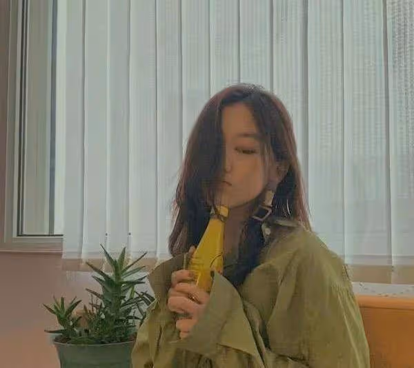 王菲18歲女兒微調3次「美出新高度」，撕掉「兔唇」標簽，時髦金髪個性不輸王菲