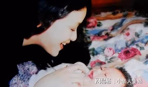 楊瀾，離開央視奔赴愛情，嫁富豪生一子一女，如今家庭幸福事業旺
