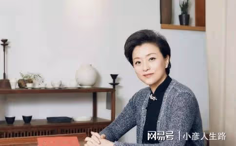 楊瀾，離開央視奔赴愛情，嫁富豪生一子一女，如今家庭幸福事業旺