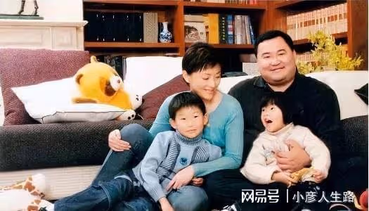 楊瀾，離開央視奔赴愛情，嫁富豪生一子一女，如今家庭幸福事業旺