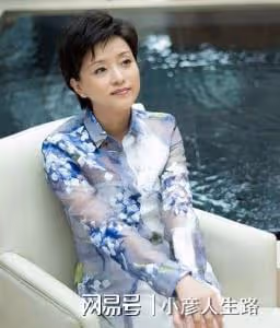 楊瀾，離開央視奔赴愛情，嫁富豪生一子一女，如今家庭幸福事業旺