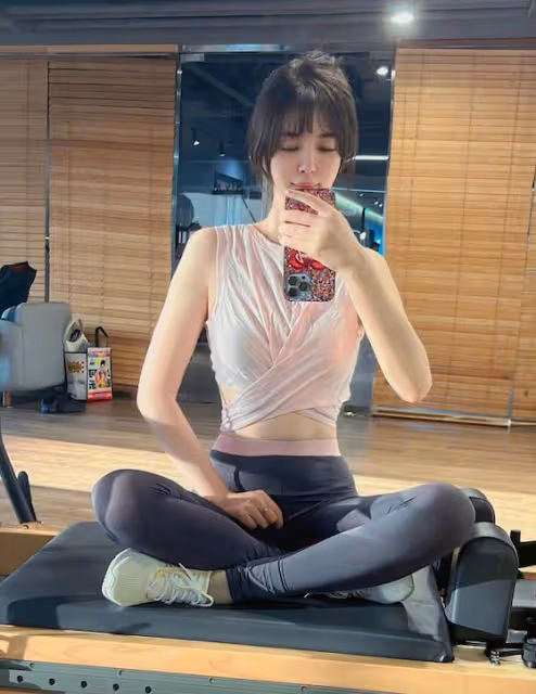 貼胡歌，護張翰，踩流星雨女主，清純善良人設下的她到底如何？