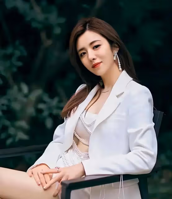 貼胡歌，護張翰，踩流星雨女主，清純善良人設下的她到底如何？