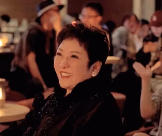 向太長居杭州現身酒吧！蕭敬騰賣力為乾爹向華強伴奏，竟撞臉向佐