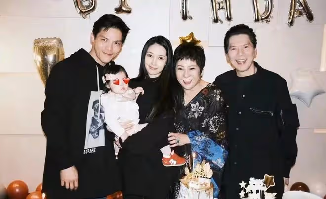 向太長居杭州現身酒吧！蕭敬騰賣力為乾爹向華強伴奏，竟撞臉向佐