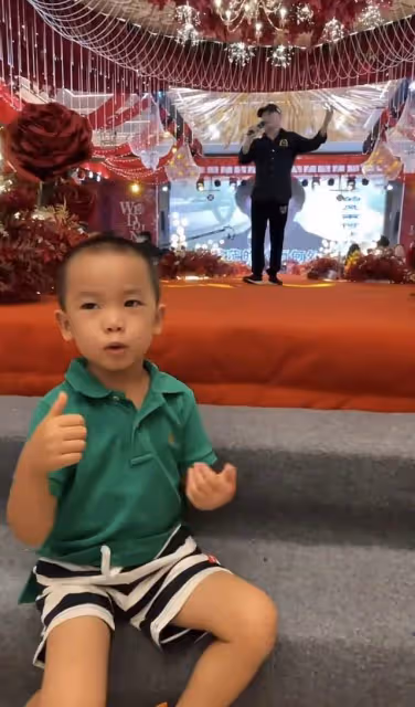 謝東現身商演緊摟女粉，4歲兒子坐地陪伴，小20歲老婆蒼老認不出