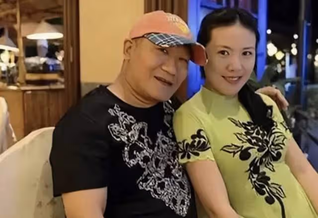 謝東現身商演緊摟女粉，4歲兒子坐地陪伴，小20歲老婆蒼老認不出