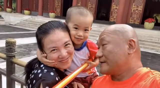 謝東現身商演緊摟女粉，4歲兒子坐地陪伴，小20歲老婆蒼老認不出