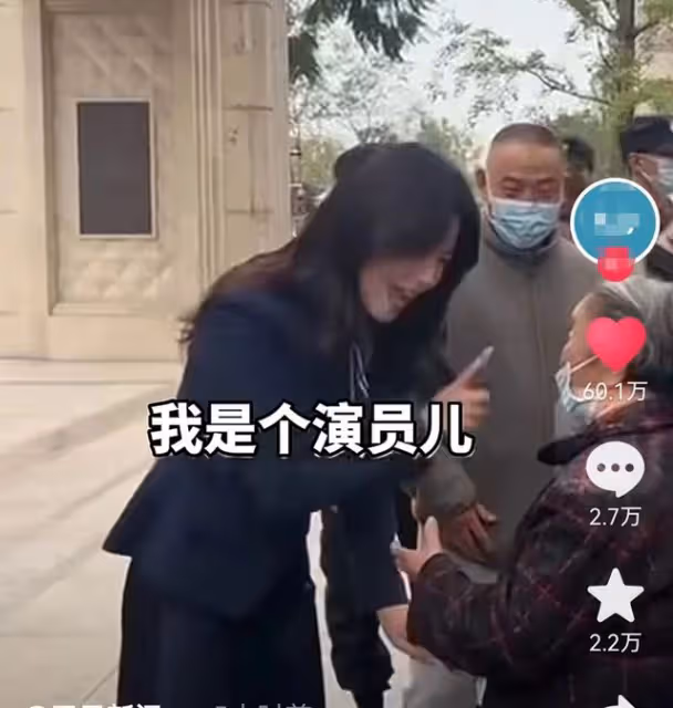 劉濤拍戲未被路人認出，飆方言喊好尷尬，用手指點老人被批不禮貌