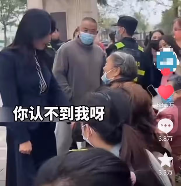劉濤拍戲未被路人認出，飆方言喊好尷尬，用手指點老人被批不禮貌