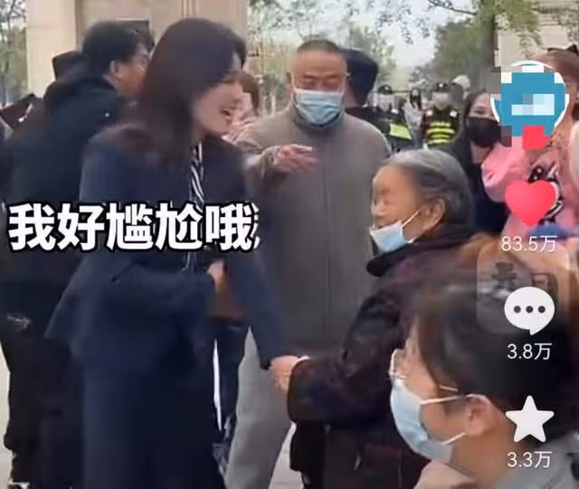 劉濤拍戲未被路人認出，飆方言喊好尷尬，用手指點老人被批不禮貌