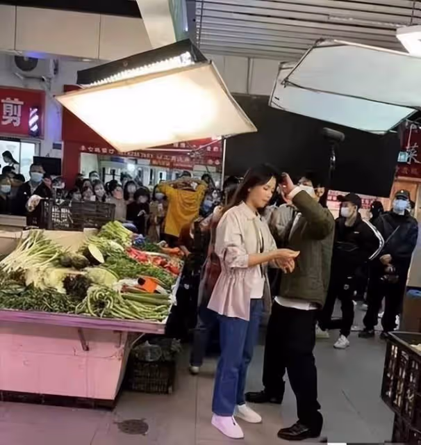 劉濤拍戲未被路人認出，飆方言喊好尷尬，用手指點老人被批不禮貌