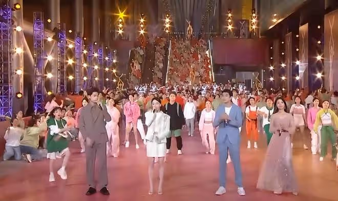 金鷹節開幕式：朱迅臉僵，孫怡美爆全場，沈夢辰長腿又直又白