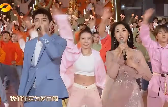 金鷹節開幕式：朱迅臉僵，孫怡美爆全場，沈夢辰長腿又直又白