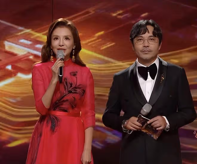 金鷹節開幕式：朱迅臉僵，孫怡美爆全場，沈夢辰長腿又直又白
