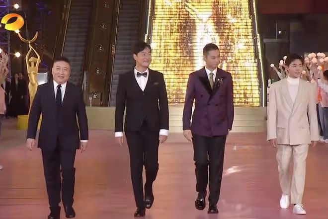金鷹節開幕式：朱迅臉僵，孫怡美爆全場，沈夢辰長腿又直又白