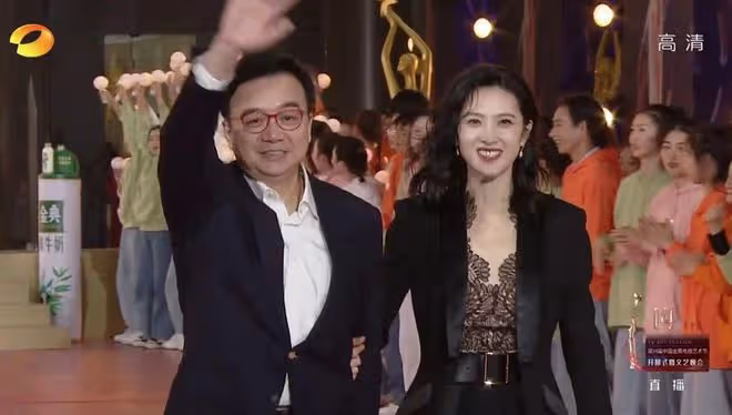 金鷹節開幕式：朱迅臉僵，孫怡美爆全場，沈夢辰長腿又直又白