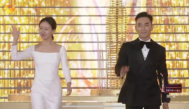 金鷹節開幕式：朱迅臉僵，孫怡美爆全場，沈夢辰長腿又直又白