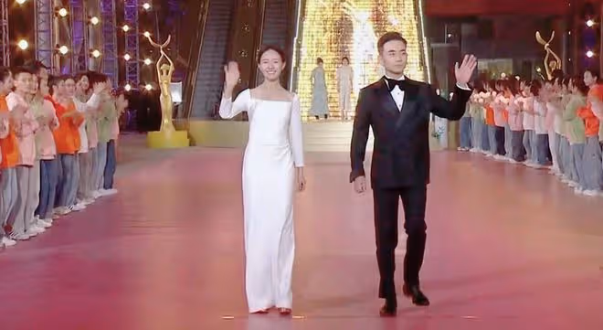 金鷹節開幕式：朱迅臉僵，孫怡美爆全場，沈夢辰長腿又直又白