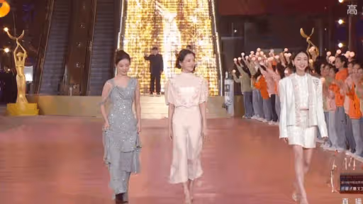金鷹節開幕式：朱迅臉僵，孫怡美爆全場，沈夢辰長腿又直又白