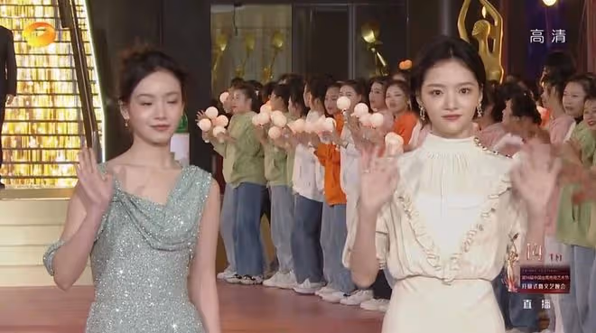 金鷹節開幕式：朱迅臉僵，孫怡美爆全場，沈夢辰長腿又直又白