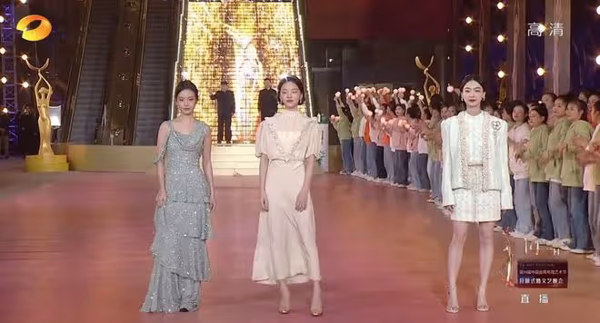 金鷹節開幕式：朱迅臉僵，孫怡美爆全場，沈夢辰長腿又直又白