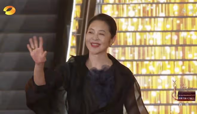 金鷹節開幕式：朱迅臉僵，孫怡美爆全場，沈夢辰長腿又直又白