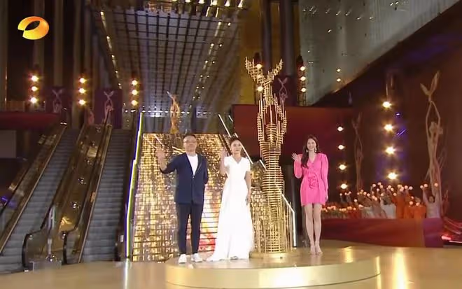 金鷹節開幕式：朱迅臉僵，孫怡美爆全場，沈夢辰長腿又直又白