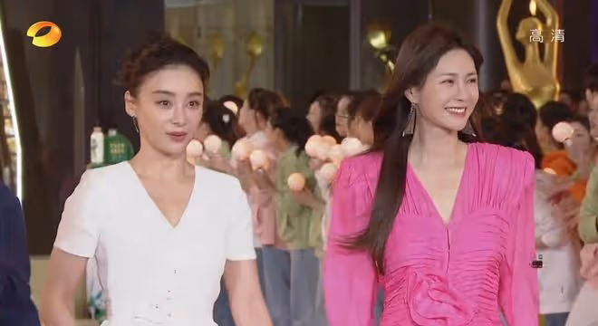 金鷹節開幕式：朱迅臉僵，孫怡美爆全場，沈夢辰長腿又直又白
