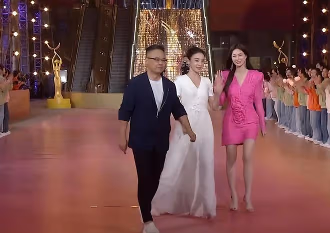 金鷹節開幕式：朱迅臉僵，孫怡美爆全場，沈夢辰長腿又直又白