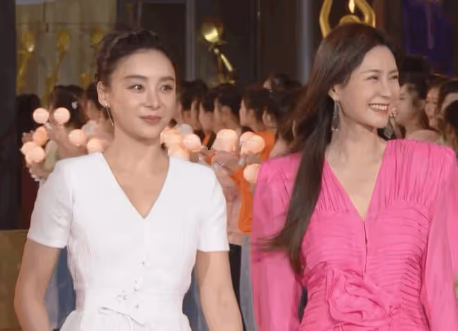金鷹節開幕式：朱迅臉僵，孫怡美爆全場，沈夢辰長腿又直又白