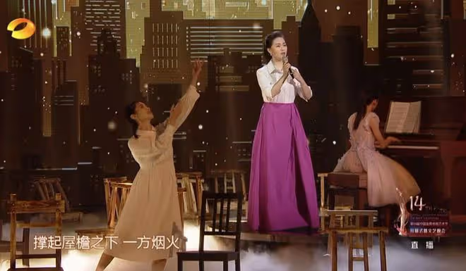 金鷹節開幕式：朱迅臉僵，孫怡美爆全場，沈夢辰長腿又直又白