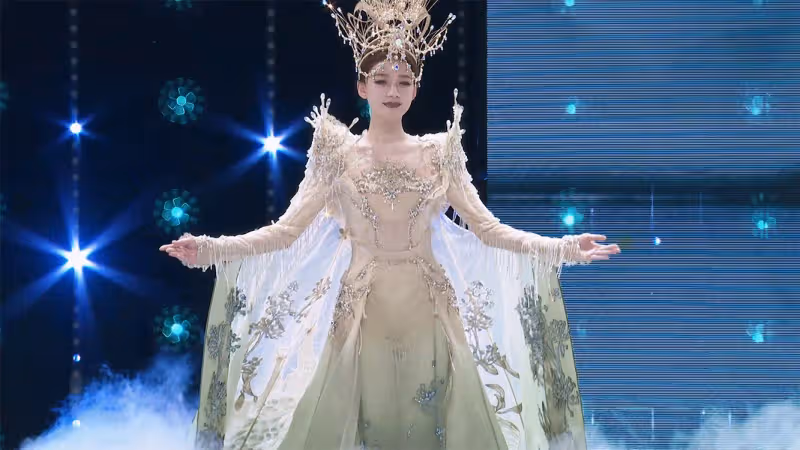 金鷹節開幕式：朱迅臉僵，孫怡美爆全場，沈夢辰長腿又直又白