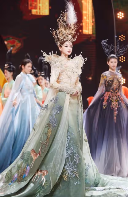 金鷹節開幕式：朱迅臉僵，孫怡美爆全場，沈夢辰長腿又直又白